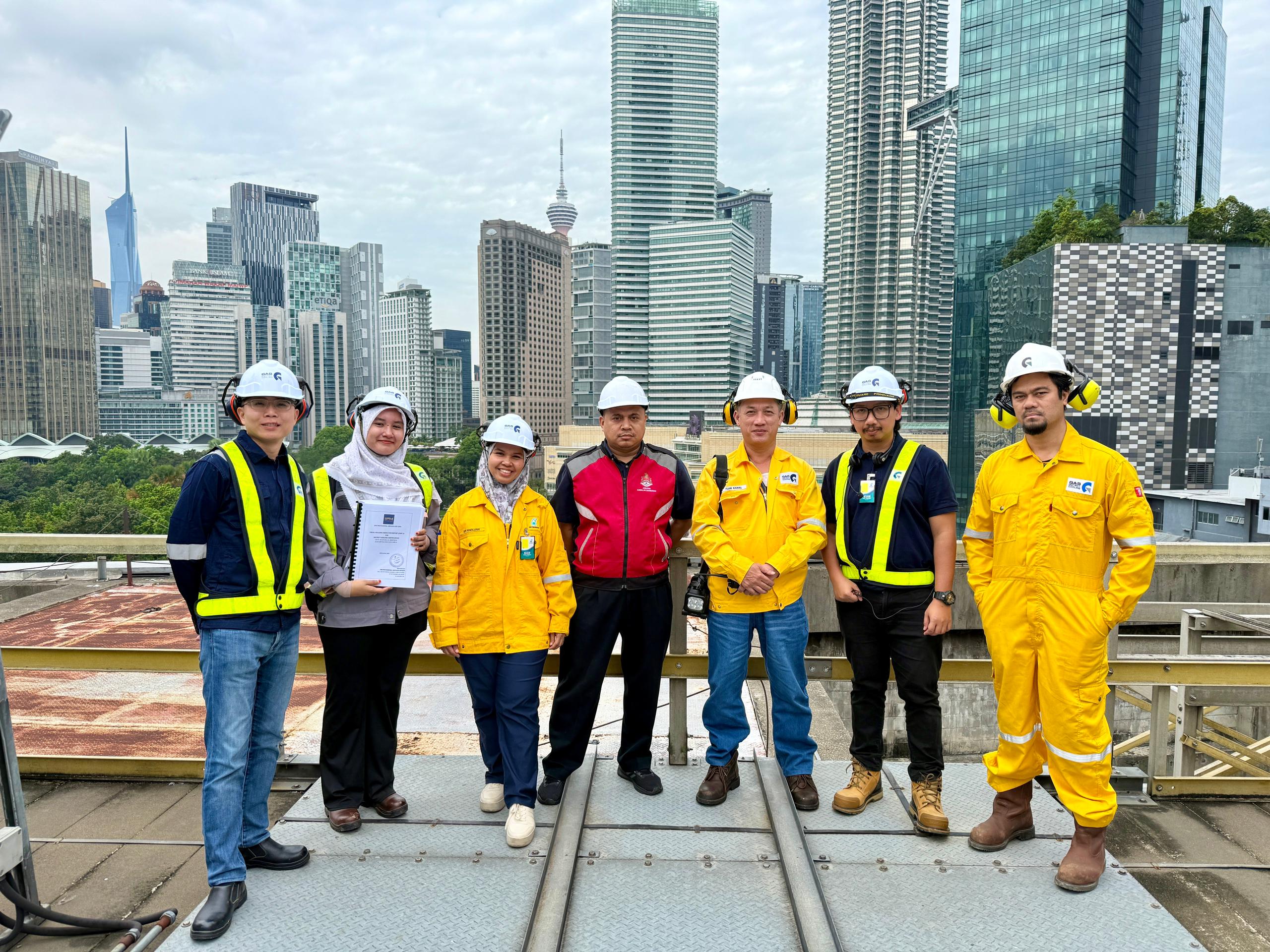 与吉隆坡市政局(DBKL)官员联合进行 KLCC 区域冷却厂(DCC2)建筑检查